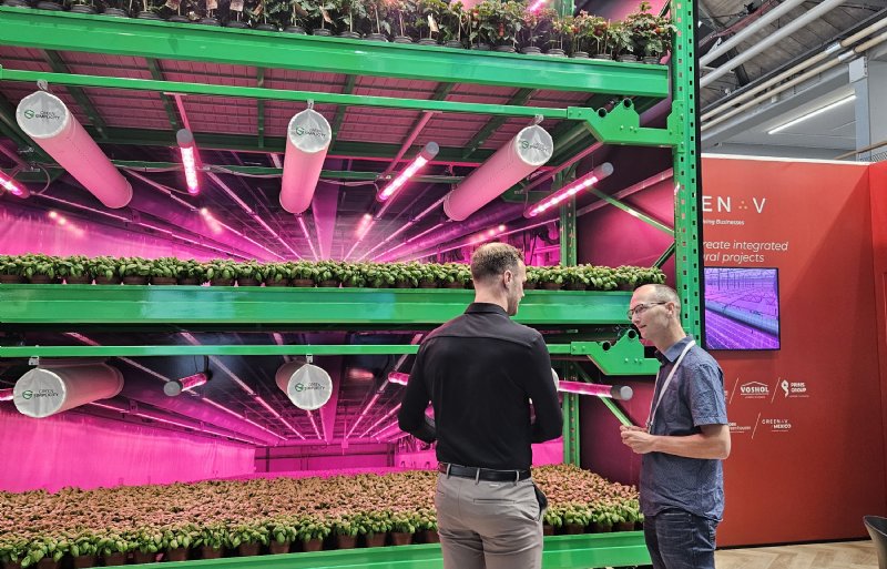 Een bezoeker aan de GreenTech in Amsterdam krijgt een toelichting bij een innovatie.