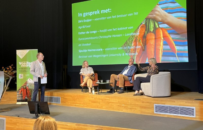 Esther de Lange (links), Dirk Duijzer en Sjoukje Heimovaara (rechts) tijdens de Agrifoodtop 2026.