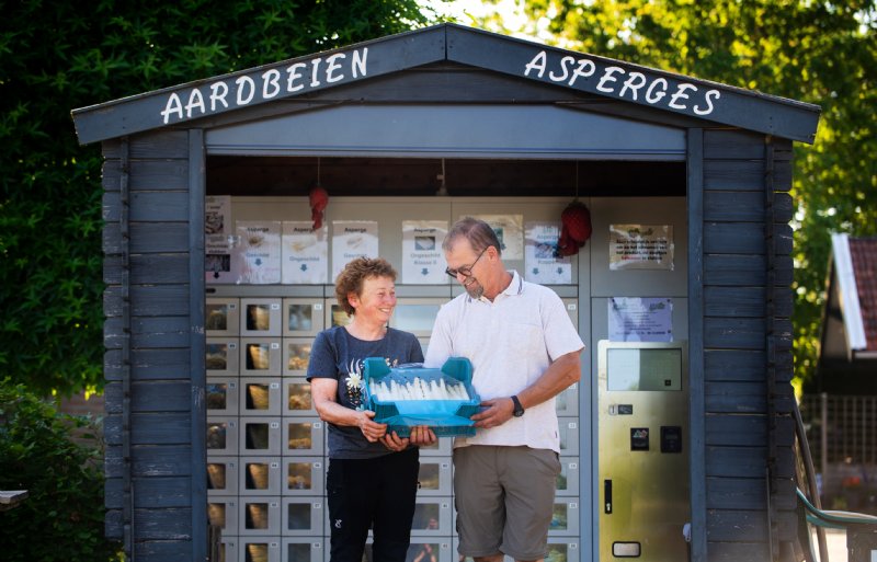 Aan huis verkopen Leon en Angelique Peeters hun eigen asperges. Voorheen verkochten ze er ook aardbeien.