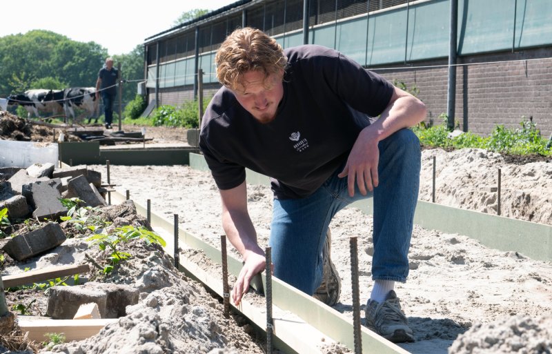 Er komt een nieuwe voerschuur met een automatisch voersysteem.