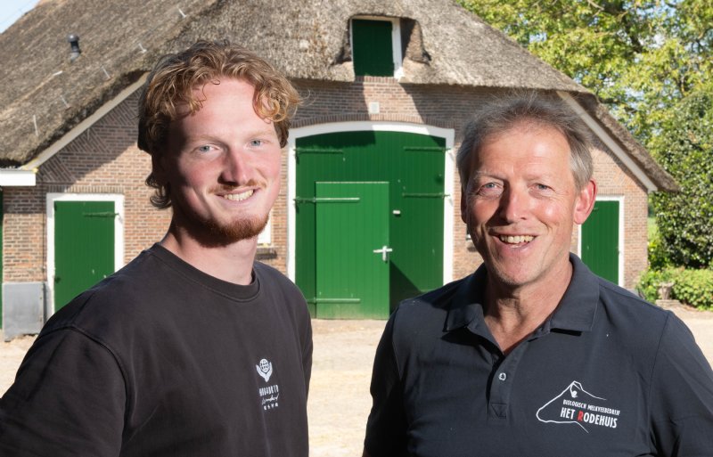 Zwolle, 220526 - Foto Ruben MeijerinkHarold van Vilsteren samen met zijn zoon Timo op hun biologisch melkvee bedrijf aan de rand van Zwolle.