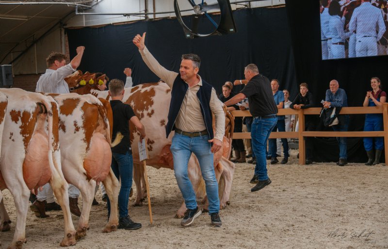 Blijdschap bij Van der Kolk als jurylid Gerbert Engelen met de duim omhoog de winnende groep aanwijst.