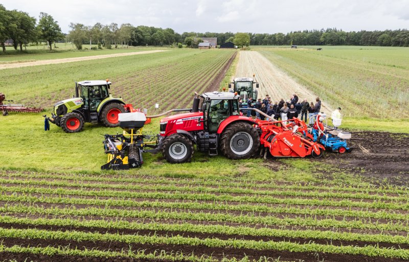 Mulch-, spit- en zaaicombinatie. De bewerkingen kunnen zo in één werkgang worden uitgevoerd.