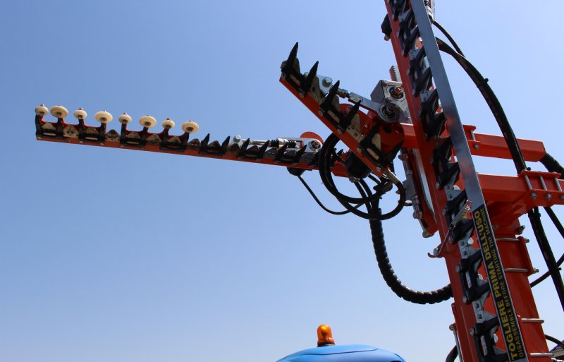 Naast zaagbladen en messenbalken verkoopt de Italiaanse fabrikant Rinieri ook apparatuur om fruitbomen mechanisch te knippen.