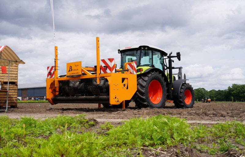 Als onkruid verwijderen eerder niet lukte, kan de Bionalan Tig 'air doorschieters boven het gewas nog mechanisch plukken.