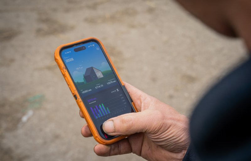 De hoeveelheid stroom die wordt teruggeleverd en opgewekt, kan via een app worden bijgehouden.