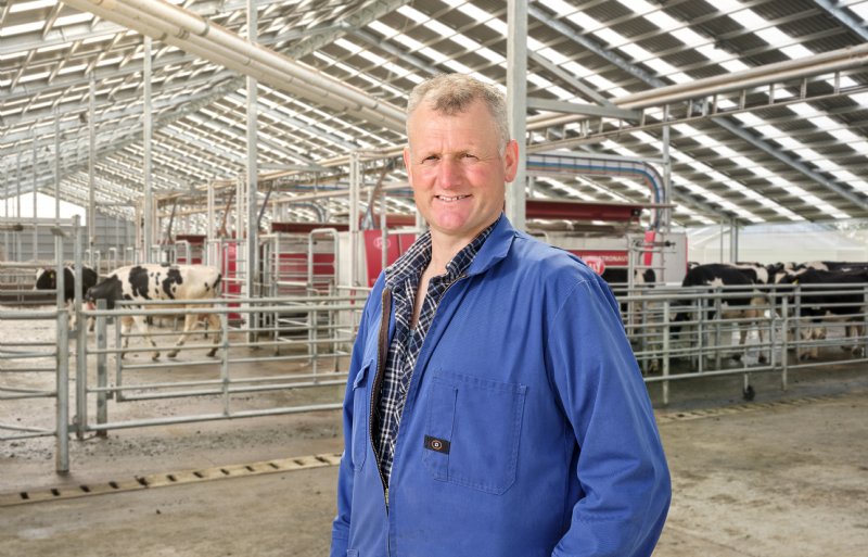 De Nieuw-Zeelandse melkveehouder Bruce Dinnington is tevreden over de robots in zijn stal.