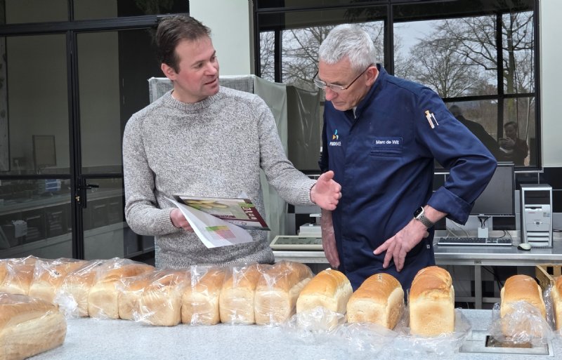 WUR-onderzoeker Erik Reijnierse (links) en keurmeester Jan de Wit van NBC FoodBase.