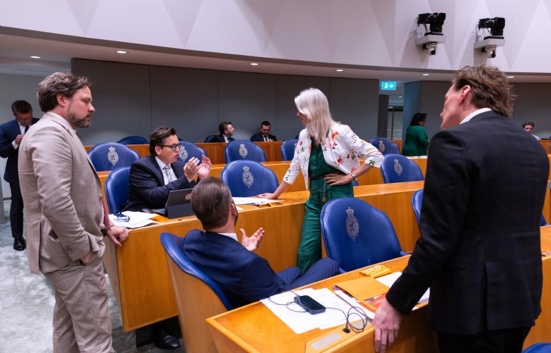 Kritische Kamerleden overleggen tijdens het debat over de stikstofvoorstellen van landbouwminister Jaimi van Essen.
