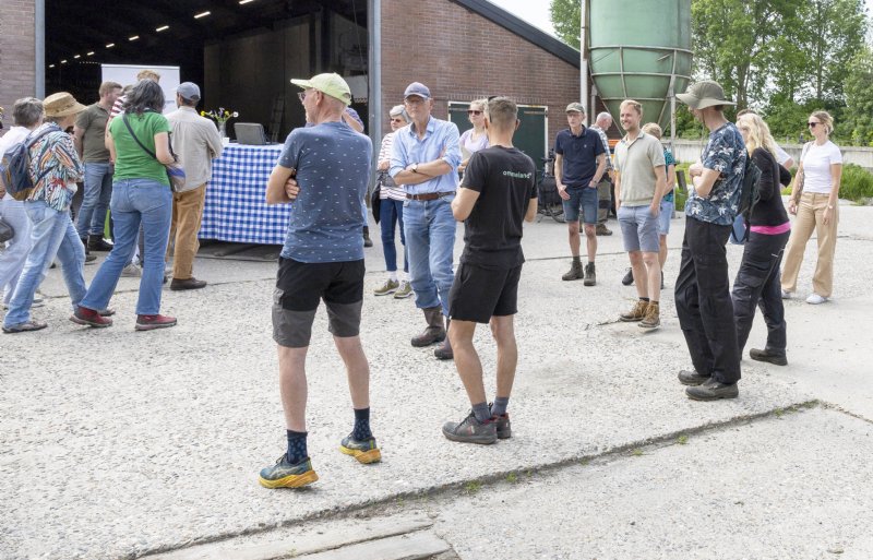 Op Boerderij Ommeland in Thesinge draaide het onlangs om de ontvangst van zo’n vijftig bezoekers tijdens de Week van de Biodiversiteit. De ondernemers liever er zien hoe biodiversiteit een plek krijgt binnen het akkerbouwbedrijf.