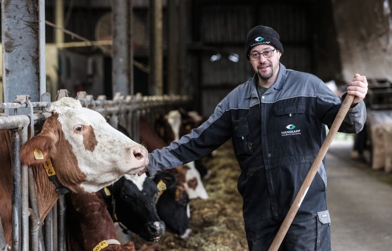 Melkveehouder Jan-Willem Tijken heeft een bedrijf in het Gelderse Zelhem.