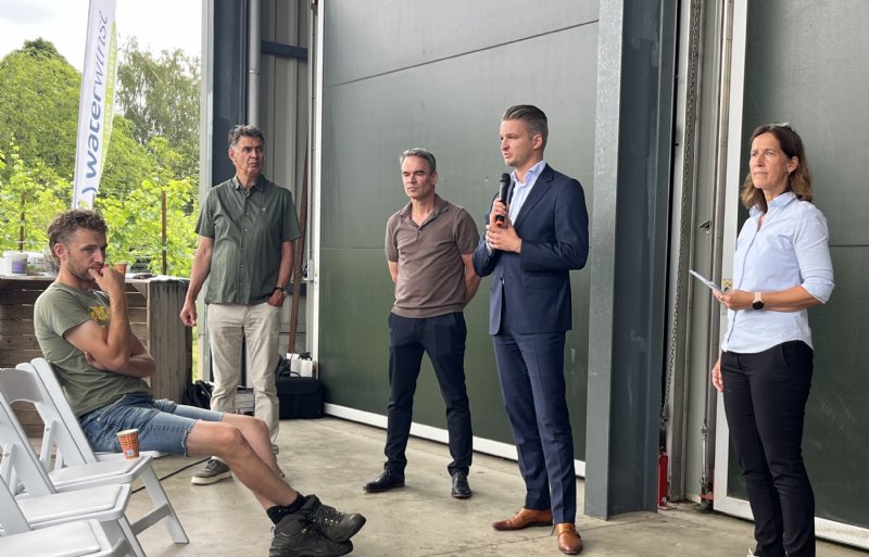 Gedeputeerde Michael Theuns (met microfoon) spreekt over het perspectief van de fruitteelt in de buurt van Limburgse Natura 2000-gebieden.