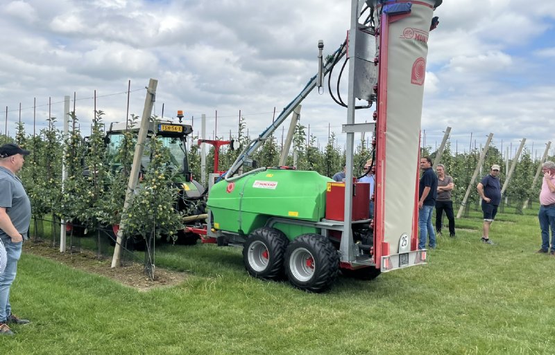 Afhankelijk van de grootte van de fruitbomen en de hoeveelheid bladmassa in het seizoen rekent fabrikant Munckhof met een besparing op het middelengebruik van 20 tot 40 procent.