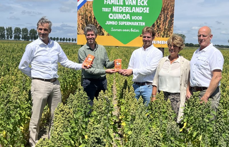 Erwin Meijer en Menno Wigtman van Jumbo en de familie Van Eck bij de presentatie van de verpakking van Nederlandse quinoa.