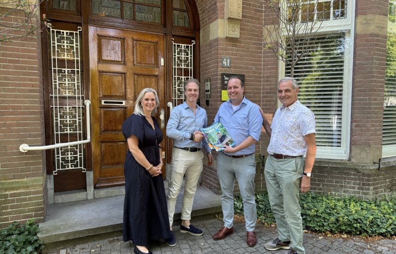 AgriPers neemt de bladen Onder Glas en In Greenhouses over. Op de foto van links naar rechts: Esther de Snoo van Nieuwe Oogst, Bas Gregoor van uitgeverij AgriPers en Wouter en Henk van Esch van Onder Glas.