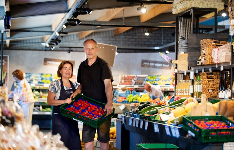 Lizette en Eric de Loo zijn de eigenaren van Boerderijwinkel Lizette aan de rand van Sint Joost.