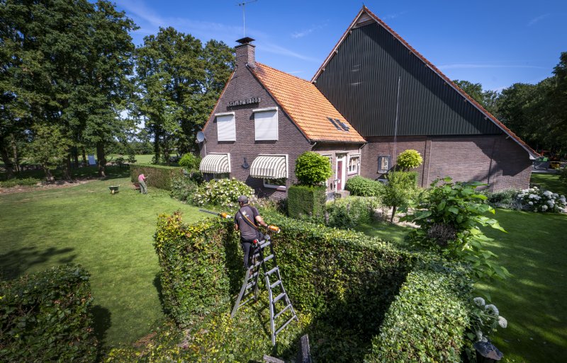 Fokko-Aldert Omta ziet dat de grond op een deel van zijn land door de hogere grondwaterstand steeds natter wordt.