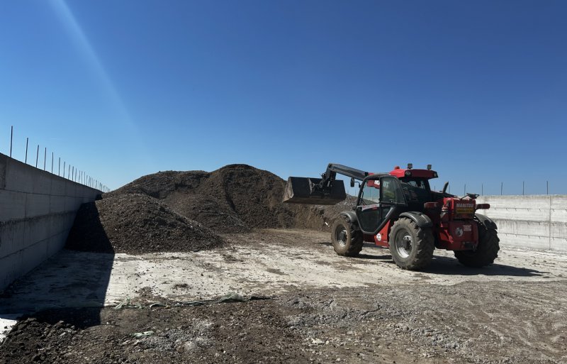 Wekelijks wordt 200 ton kippenmest opgeslagen.