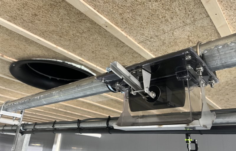 Boven de bolle vloer zorgt een dosator van 2 liter voor het verstrekken van eetbaar wroetmateriaal.