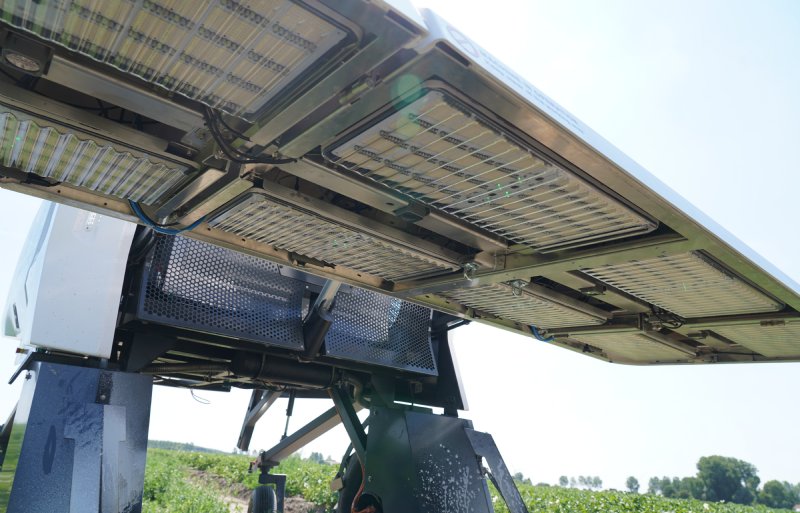 Onder de 3 meter brede kap hangen de vier camera's, nozzles en verlichting.
