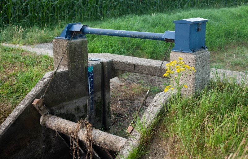 De stuw in deze droge watergang in de Achterhoek heeft momenteel geen functie. Ook op andere plekken in vooral het oosten en zuiden van het land staat er nauwelijks water meer in de sloot.