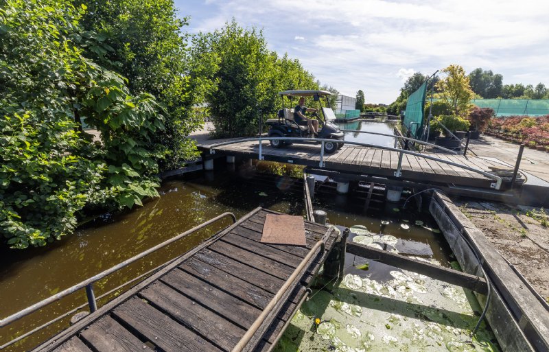 Halverwege het perceel loopt een middensloot, met een&nbsp;verplichte draaibrug.