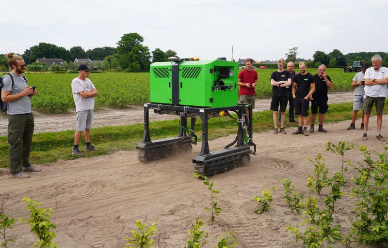 Nouws Mechanisatie in Rijsbergen test een autonoom voertuig met UV-C-licht.