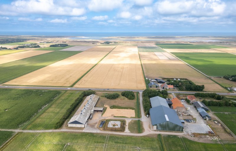 Het akkerbouwbedrijf van familie Wijtten met de strooiselstal op Texel.