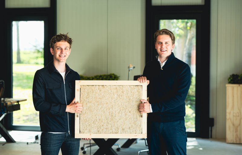 In hun moderne aanbouw tonen de Friese ondernemers een stuk isolatiemateriaal waar vezelhennep in is verwerkt.
