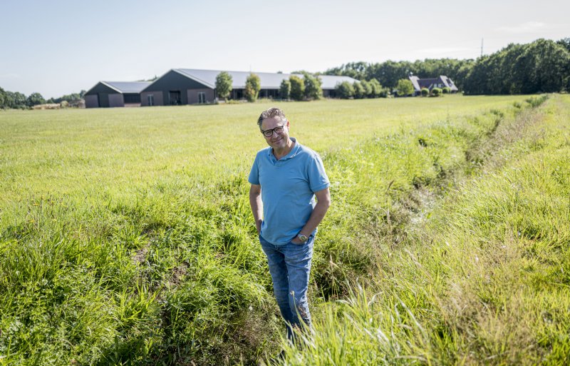 Gerald Aveskamp werkt op zijn melkveebedrijf aan bodemverbetering door water langer vast te houden.