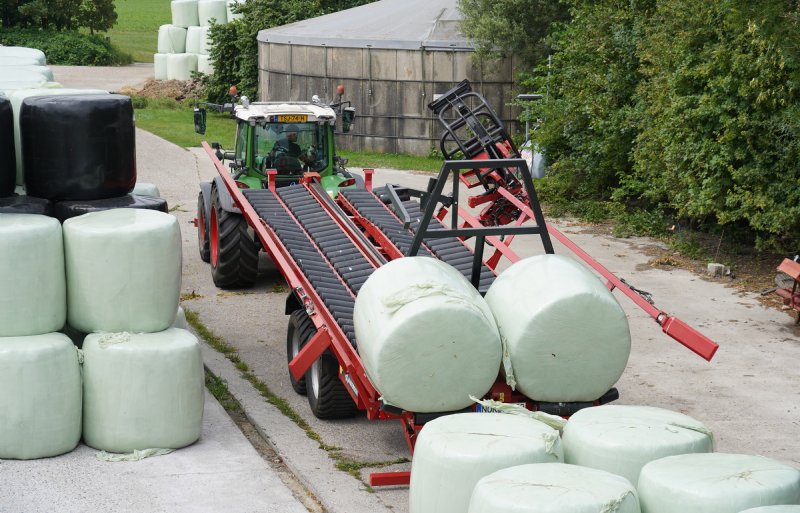Met gevoel voor timing rollen de balen van de wagen en vallen met een plof op de platte kant.