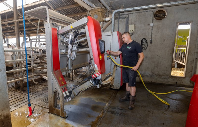 Gerwin Neijs uit Rijsbergen bij een van zijn vele robots.