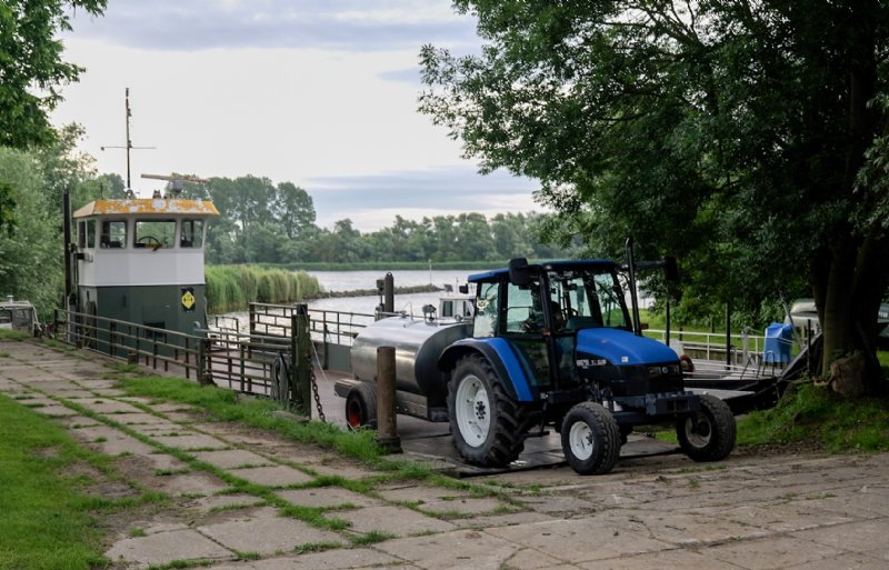 Drie keer per week vaart Saarloos zijn melk naar het vasteland.