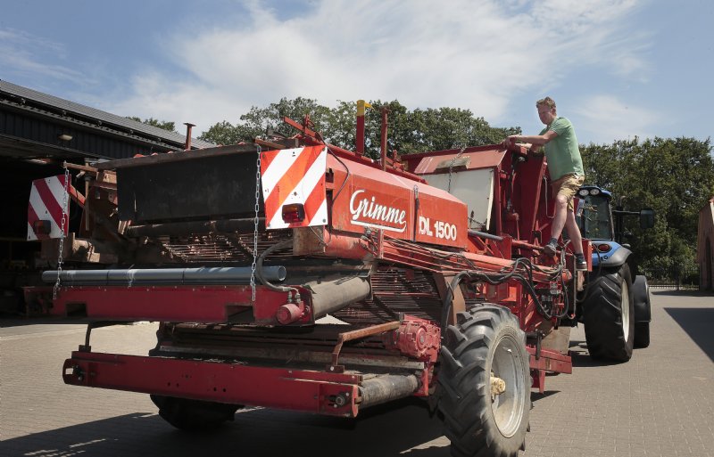 De zelfgebouwde machine om golfballen uit compost te verwijderen.