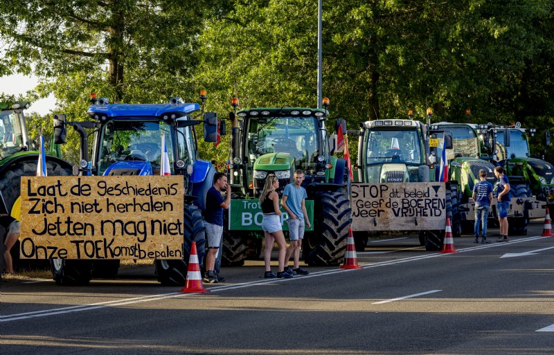 Boeren ageren tijdens acties met protestborden tegen de voorgenomen stikstofplannen.