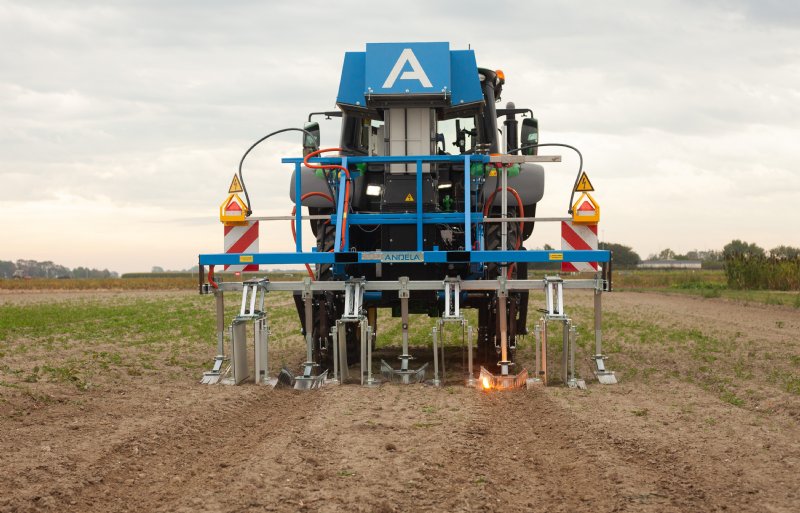 De Andela Electro Weeder werkt met een regelbare hoogspanning van ongeveer 1.000 tot 9.000 volt.