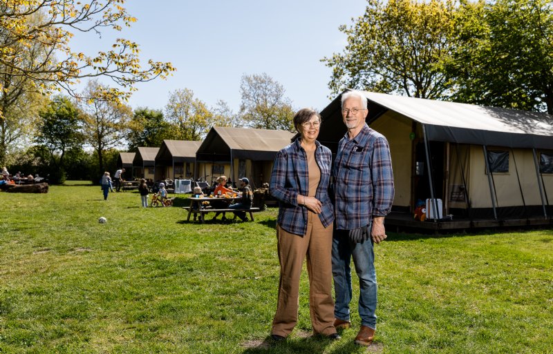 De camping met negentien luxe tenten is ruim opgezet en altijd goed bezet.