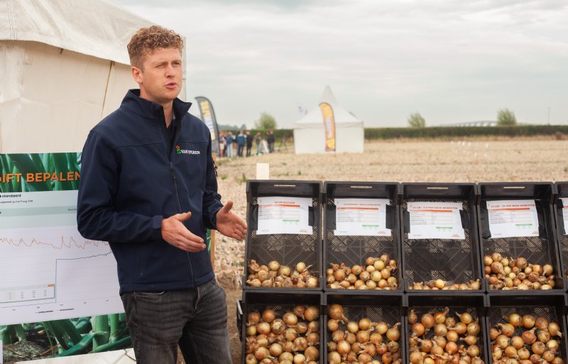 Mart Noteboom, technisch specialist bij Van Iperen, geeft een toelichting op de fertigatieproef.