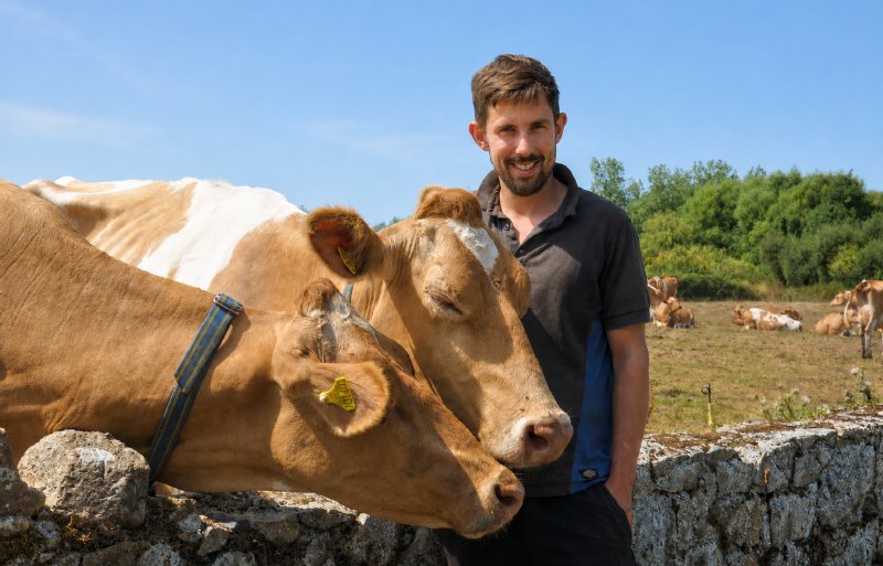 Josh Dorey is werkzaam op La Petite Croute Farm. Het bedrijf telt 160 melkkoeien.