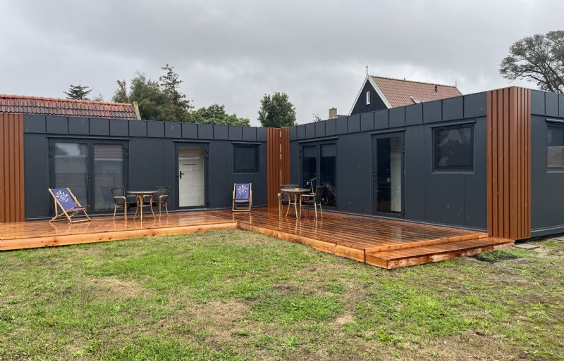 De twee units zijn in een L-vorm geplaatst met een vlonder ervoor.