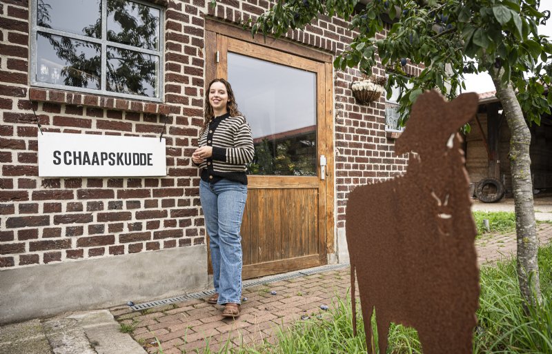 Loekie Knippenberg richtte de breiwinkel Farm to Knit op, gevestigd op de Beatrixhoeve in Roermond.