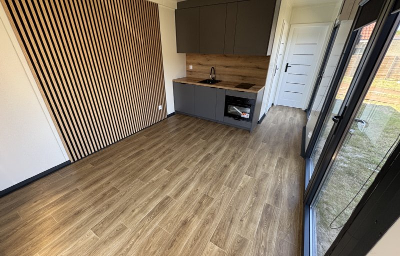 De woonunits zijn voorzien van een keuken, douche en toilet.