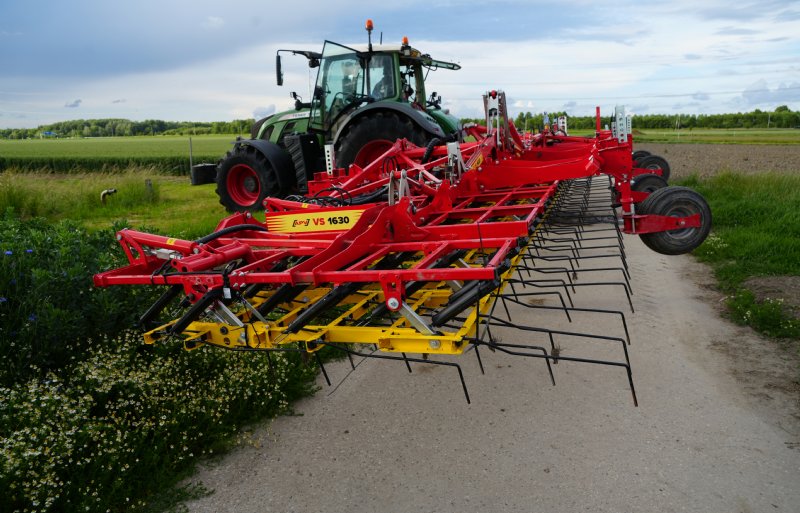 De capaciteit van mechanische onkruidbestrijding schaalt op, met als voorbeeld deze APV-wiedeg van 16 meter breed.