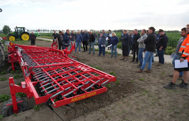 Christoffel den Herder geeft uitleg tijdens de velddemo in Nieuw-Vennep.