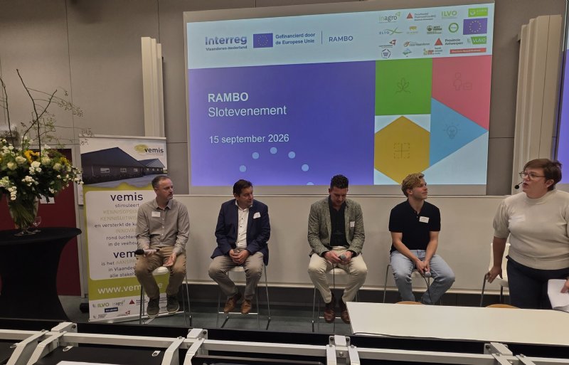 Kris Peeters, Bart Dochy, Arno van Son, Jelle Scheepers en Annelies Blomme (vlnr) tijdens het panelgesprek.