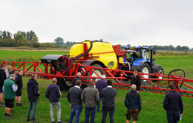 Een groep telers krijgt uitleg over het BBLeap-systeem op een Beyne-spuit.