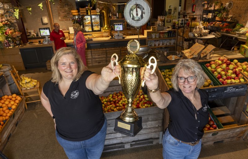 Nienke en Annette Verbeek zijn ‘retetrots’ op hun beker. Fruittuin Verbeek heeft niet alleen een boerderijwinkel, maar ook horeca, zelfpluk, alpaca’s, speurtochten en educatie.