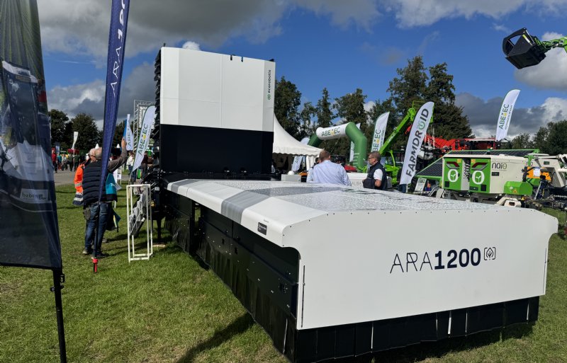 De Ecorobotix ARA 1200-spotsprayer met een werkbreedte van 12 meter.