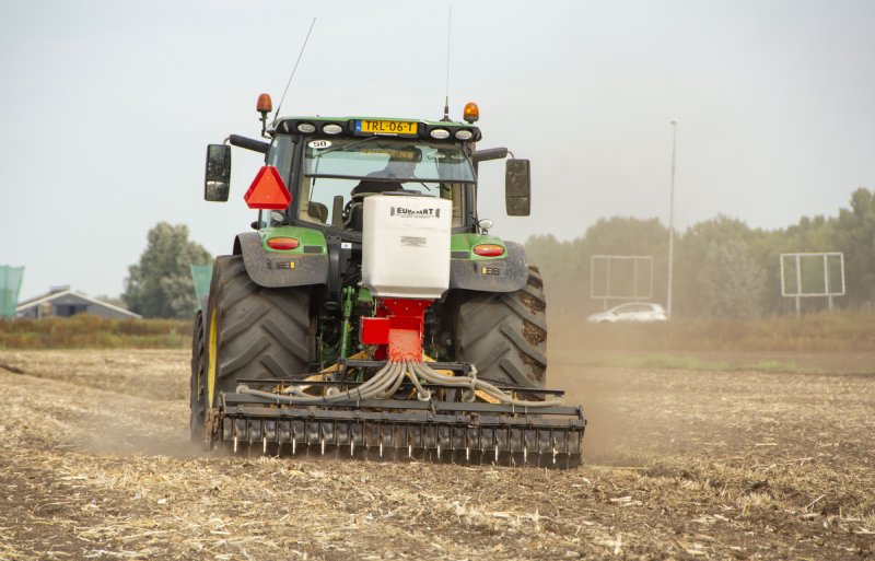 Op een perceel van Sander Stuij wordt nieuw gras ingezaaid.