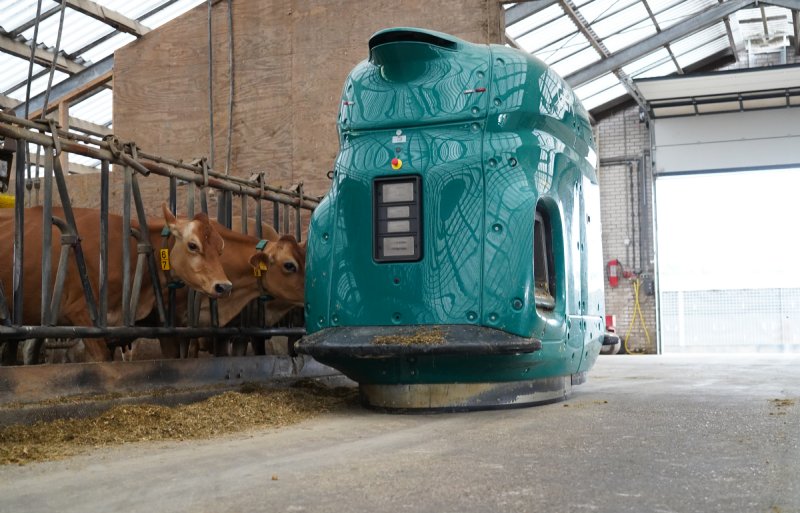 In plaats van hangend aan rails, zoals de eerste robots van dertig jaar geleden, rijden voerrobots nu vaak autonoom door de stal.